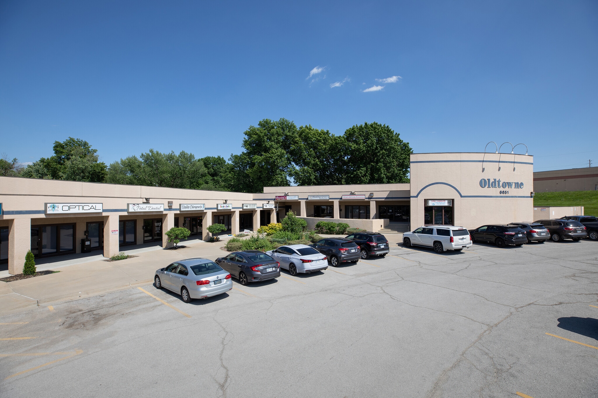 6651 N Oak Trfy, Kansas City, MO for lease Building Photo- Image 1 of 6
