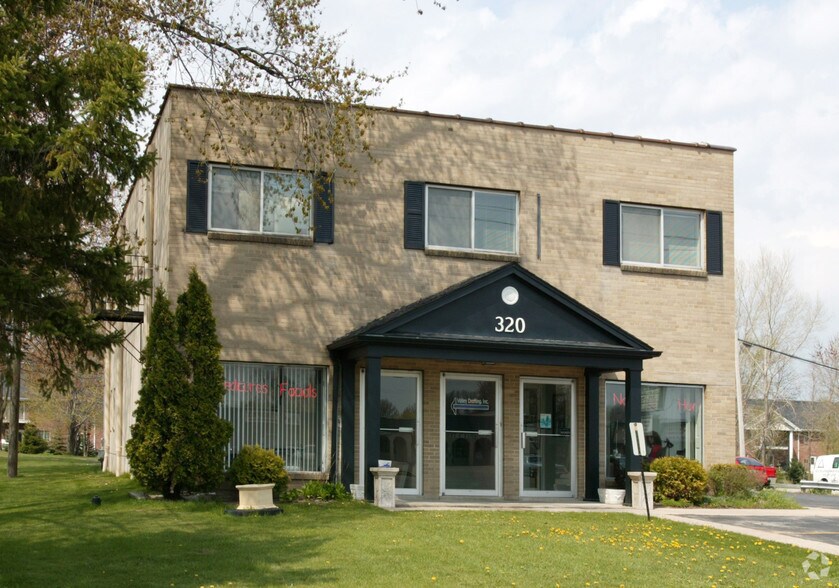 320 W Northland Ave, Appleton, WI à vendre - Photo du bâtiment - Image 3 de 12