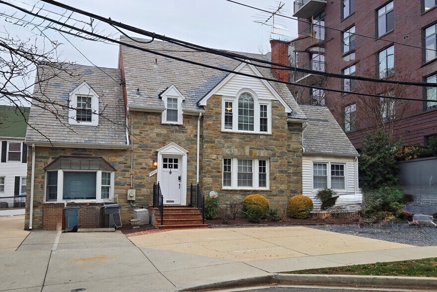 4905 Montgomery Ln, Bethesda, MD à louer - Photo du bâtiment - Image 1 de 1