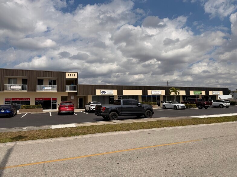 1919 Courtney Dr, Fort Myers, FL à louer - Photo du bâtiment - Image 2 de 4