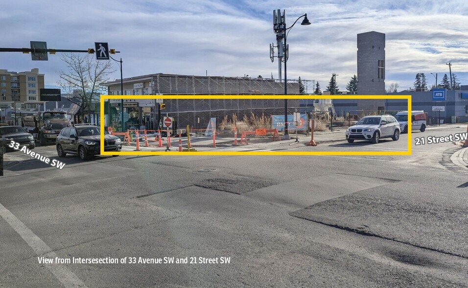 2137 33 Ave SW, Calgary, AB à vendre - Photo du bâtiment - Image 2 de 4
