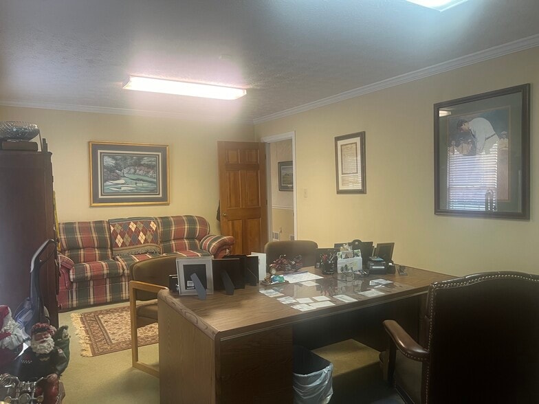 1281-1283 Parker Rd SE, Conyers, GA for sale - Interior Photo - Image 2 of 17