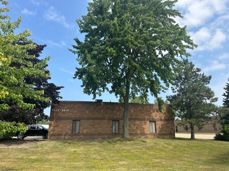 9423-9435 Mercantile Dr, Mentor, OH à louer - Photo du bâtiment - Image 2 de 8