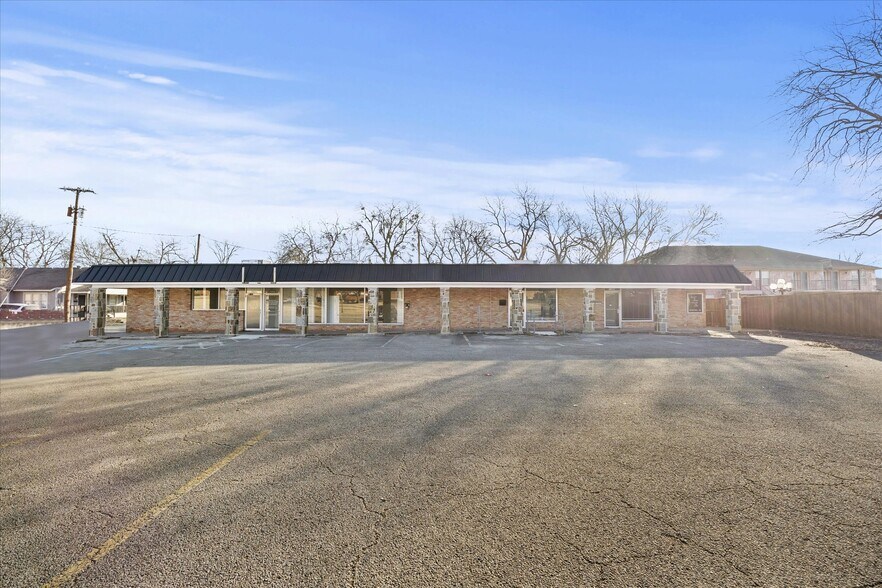 2108 Monroe St, Commerce, TX à vendre - Photo du bâtiment - Image 3 de 38