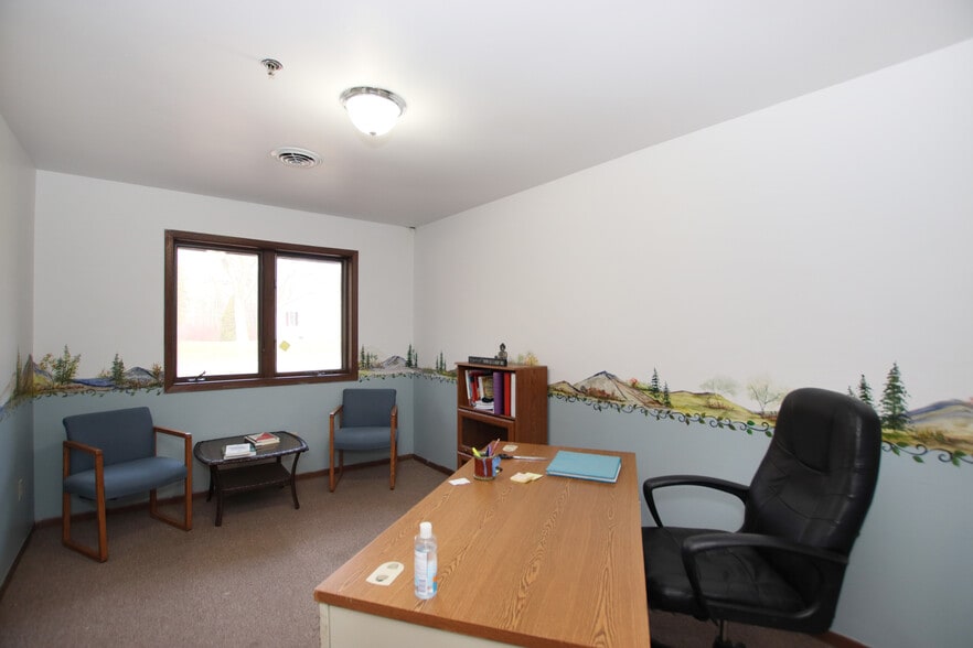 496 Wisconsin Ct, Fond Du Lac, WI for sale - Interior Photo - Image 2 of 47