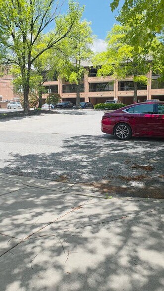 300 Allegheny Ave, Towson, MD à vendre - Vidéo sur l’inscription commerciale - Image 2 de 44