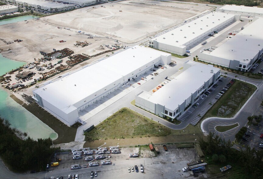 8200 NW 88th St, Medley, FL à louer - Photo du bâtiment - Image 3 de 5