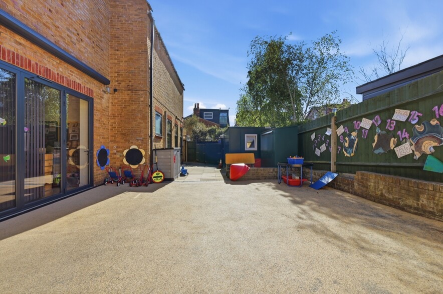 104 Hoppers Rd, London for sale - Building Photo - Image 3 of 16