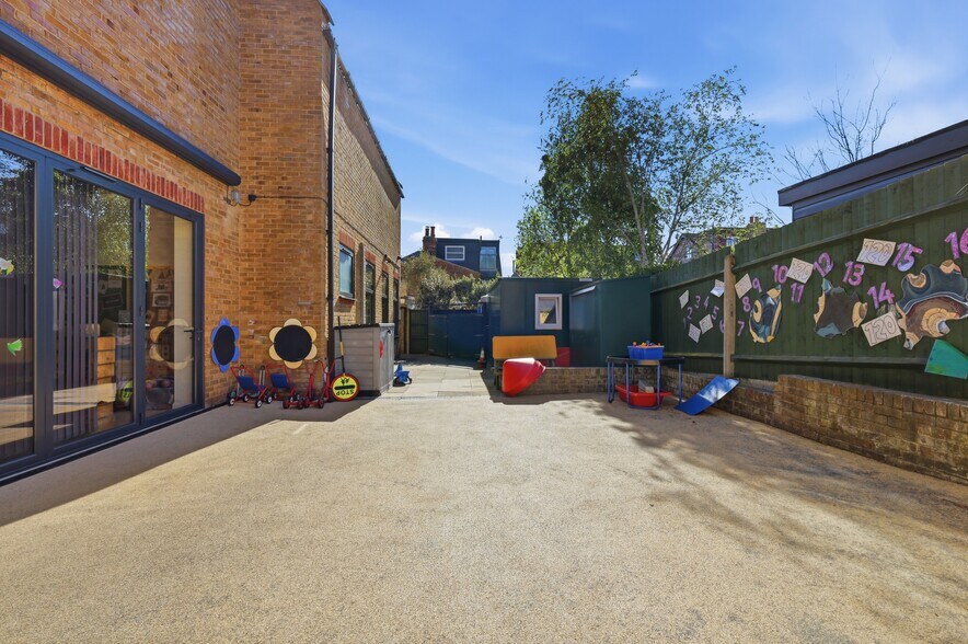 104 Hoppers Rd, Londres à vendre - Photo du bâtiment - Image 3 de 16