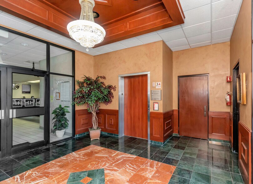 5801 Ulmerton Rd, Clearwater, FL à louer - Hall d’entrée - Image 2 de 27