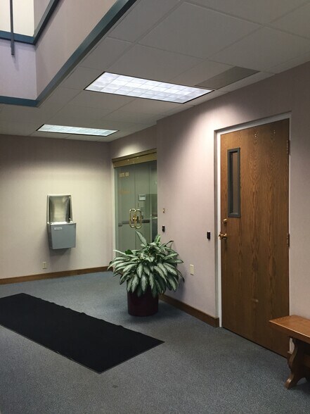 2420 N Coliseum Blvd, Fort Wayne, IN for lease - Interior Photo - Image 2 of 4