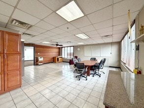 1655 Greenleaf Ave, Elk Grove Village, IL à louer Photo intérieure- Image 2 de 15