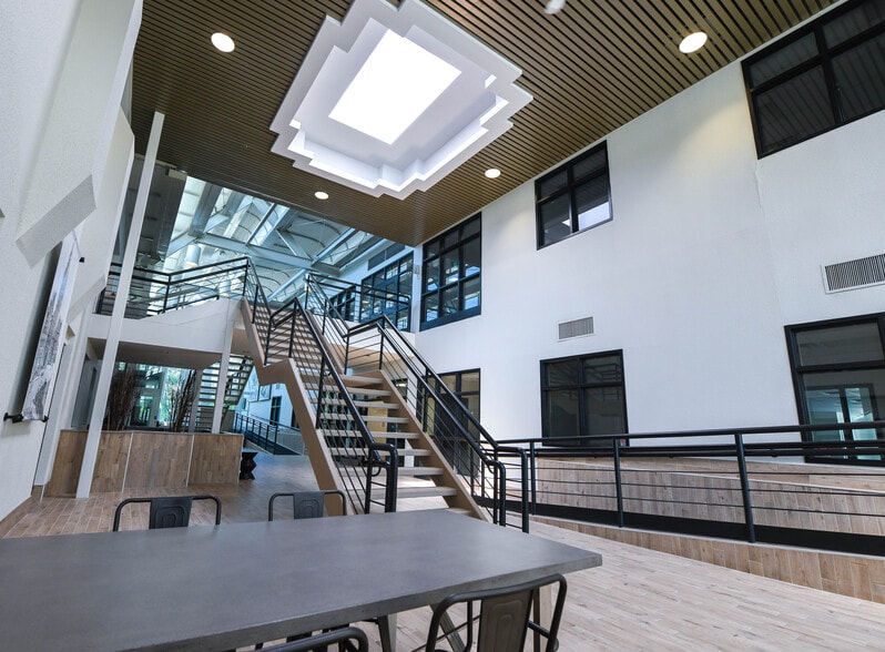 380 Hunt Club Rd, Ottawa, ON for sale - Lobby - Image 3 of 3
