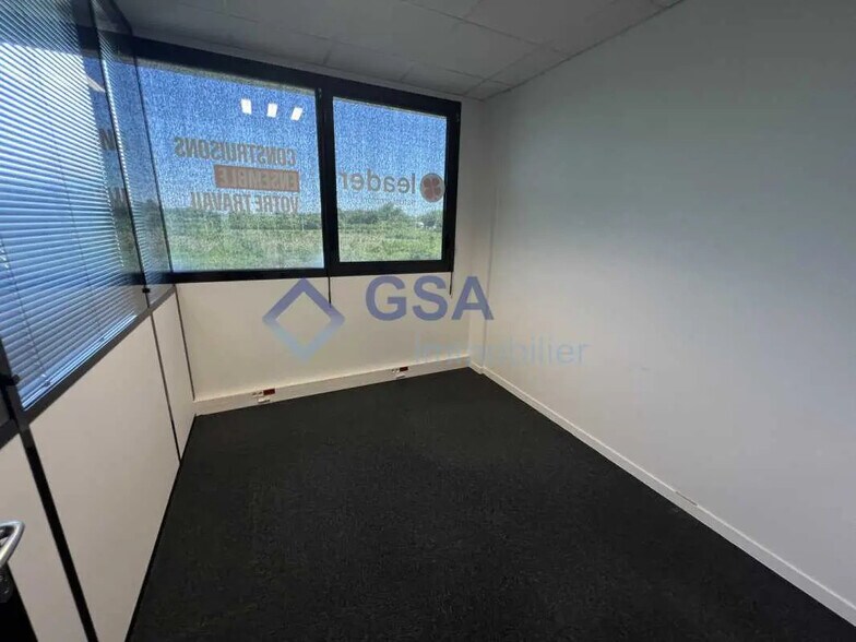 Office in Lieusaint for lease - Building Photo - Image 3 of 7