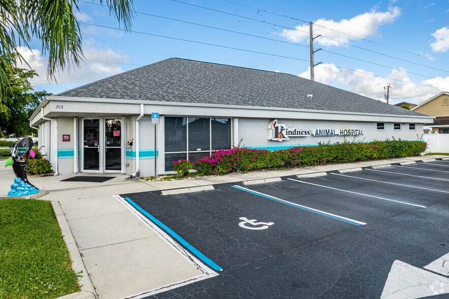 715 Cape Coral Pky, Cape Coral, FL for sale - Primary Photo - Image 1 of 8