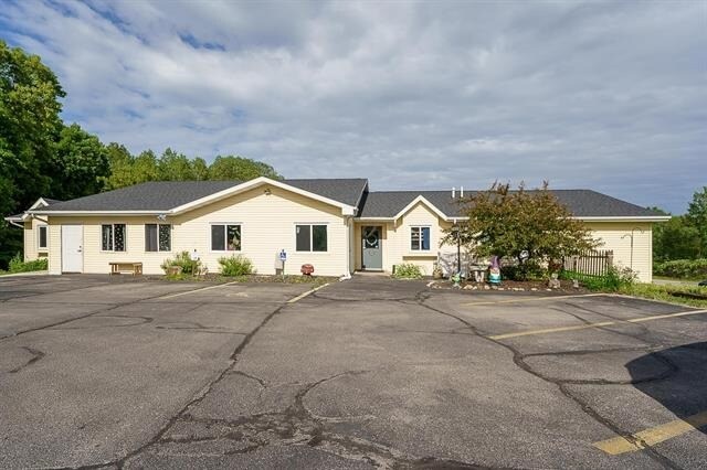 3900 Cedar Ct, Suamico, WI à vendre - Photo du bâtiment - Image 1 de 46