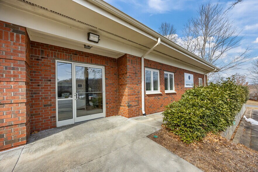 9 Walden Ridge Dr, Asheville, NC à louer - Photo intérieure - Image 2 de 37