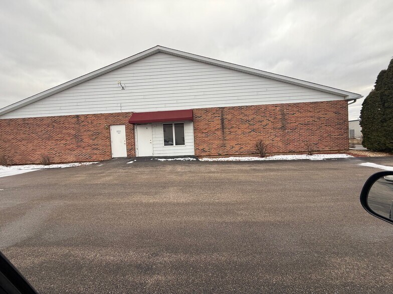 2431 Bethany Rd, Sycamore, IL à louer - Photo du bâtiment - Image 2 de 3