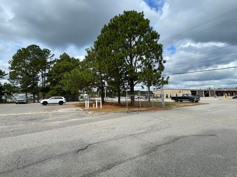 3440 Black & Decker, Hope Mills, NC à louer - Photo du bâtiment - Image 3 de 16