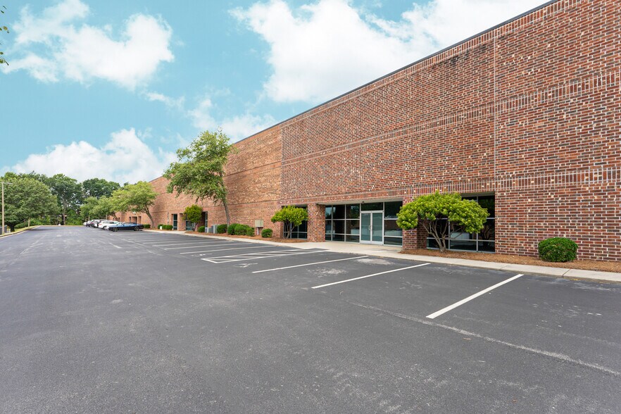6348 Burnt Poplar Rd, Greensboro, NC à louer - Photo du bâtiment - Image 2 de 7