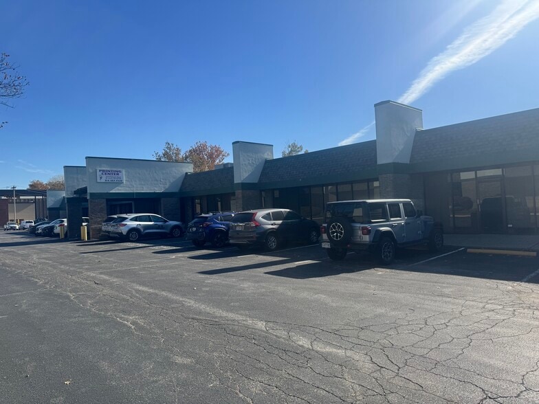 2366-2380 Schuetz Rd, Maryland Heights, MO for sale - Primary Photo - Image 1 of 12