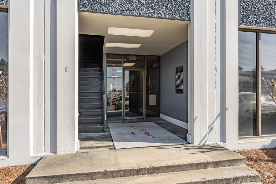 510 Plaza Dr, College Park, GA à louer - Photo du bâtiment - Image 3 de 12