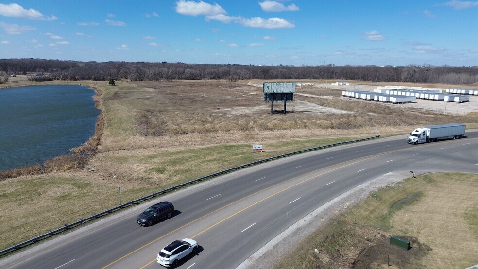 Greyhound Drive, Waterloo, IA à vendre - Photo du bâtiment - Image 2 de 9