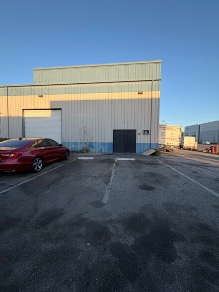 15750 Arrow Hwy, Fontana, CA à louer - Photo du bâtiment - Image 3 de 6