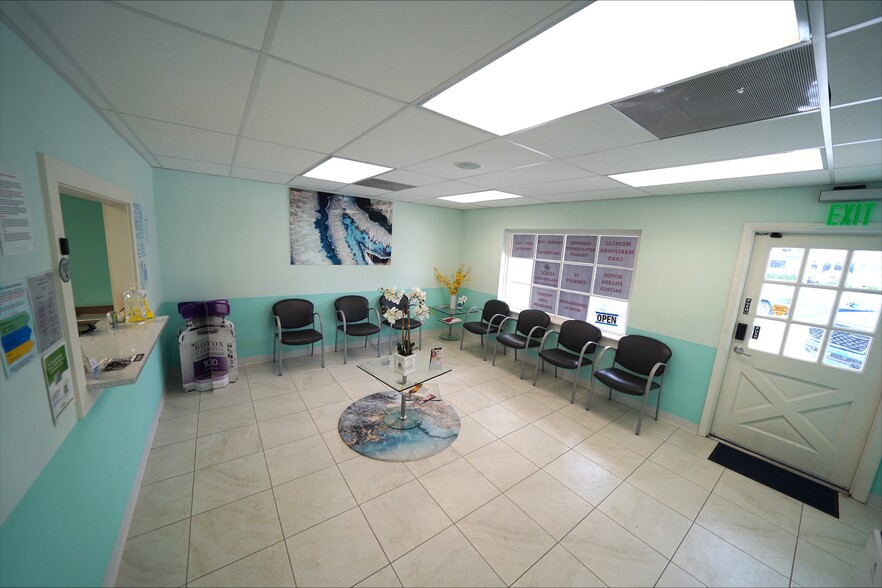 3028-3040 E Commercial Blvd, Fort Lauderdale, FL for lease - Lobby - Image 3 of 8