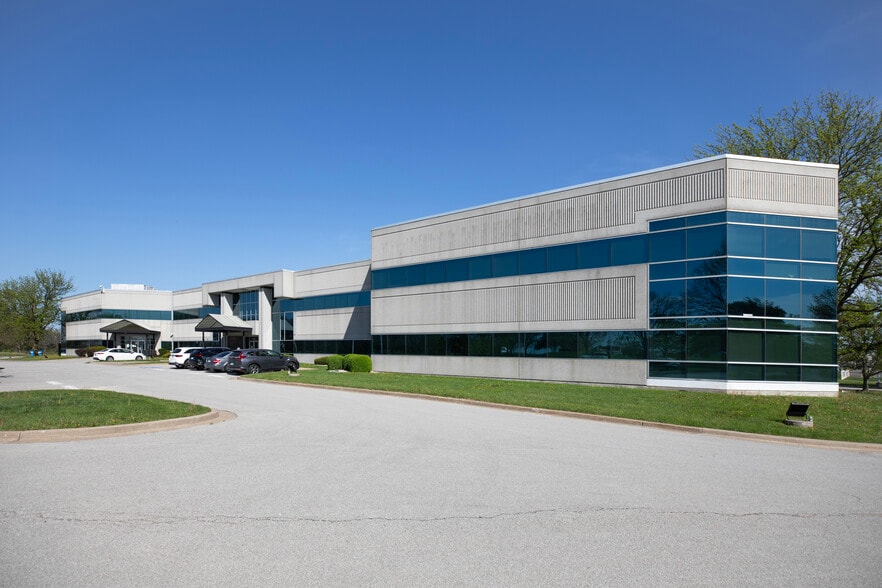 11125 N Ambassador Dr, Kansas City, MO for lease - Building Photo - Image 1 of 9