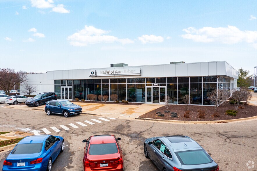 501 & 515 Auto Mall portefeuille de 2 propriétés à vendre sur LoopNet.ca - Photo principale - Image 1 de 2