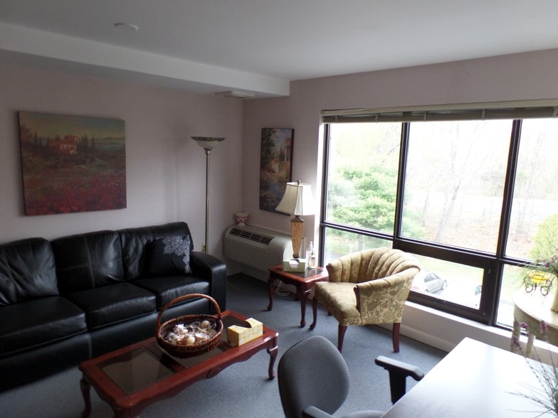 567 Vauxhall St, Waterford, CT for sale - Interior Photo - Image 3 of 45