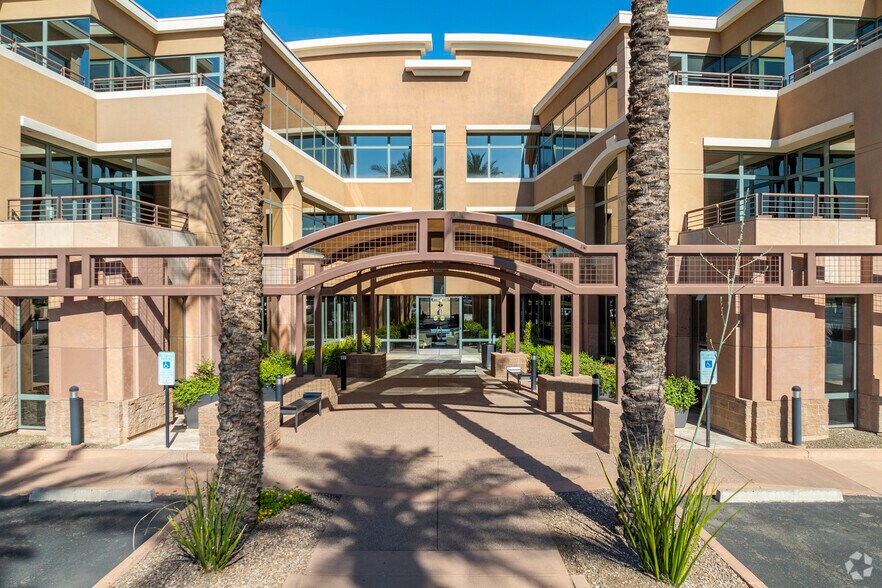 7025 N Scottsdale Rd, Scottsdale, AZ à louer - Photo du bâtiment - Image 3 de 7
