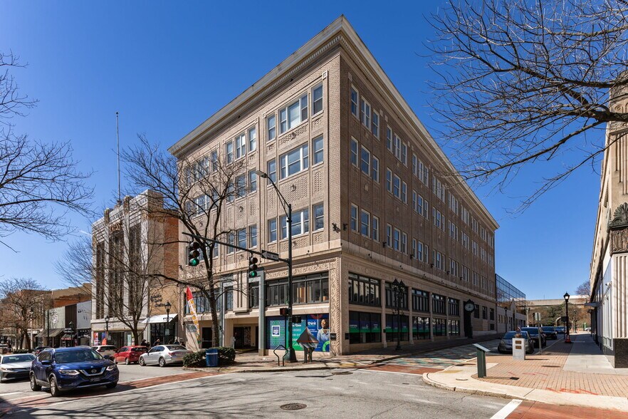 200 S Elm St, Greensboro, NC à louer - Photo du bâtiment - Image 1 de 15
