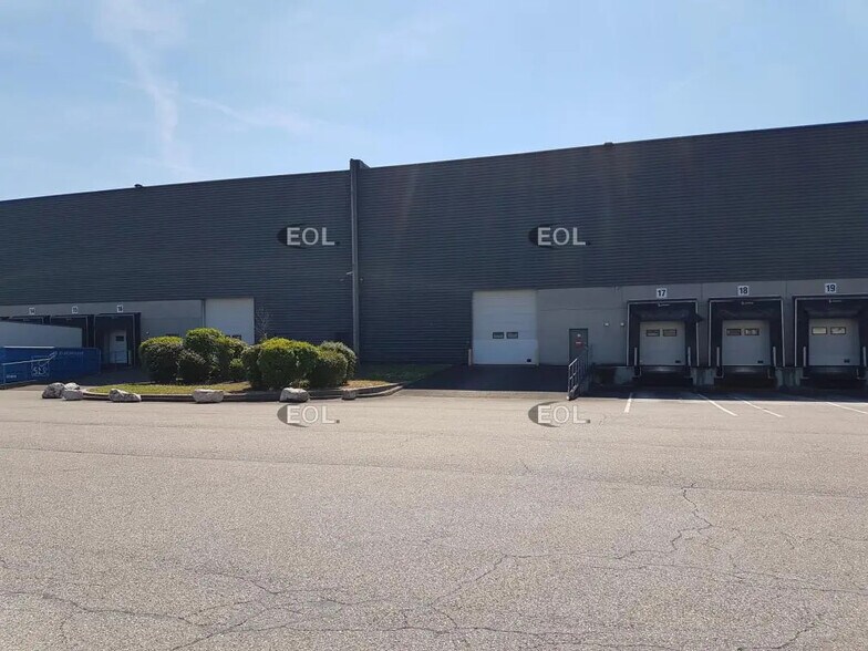 Industrial in Genas for lease - Building Photo - Image 3 of 4