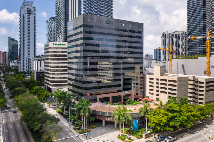 800 Brickell Ave, Miami, FL à louer - Photo du bâtiment - Image 2 de 10