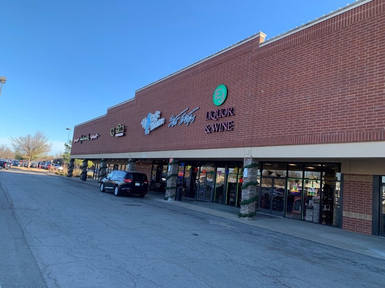 832-848 W Danforth Rd, Edmond, OK for lease - Building Photo - Image 2 of 6