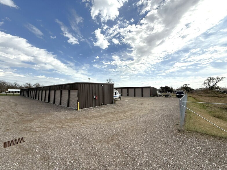 105 Creekwood Landing Dr, Richwood, TX à vendre - Photo du bâtiment - Image 2 de 16