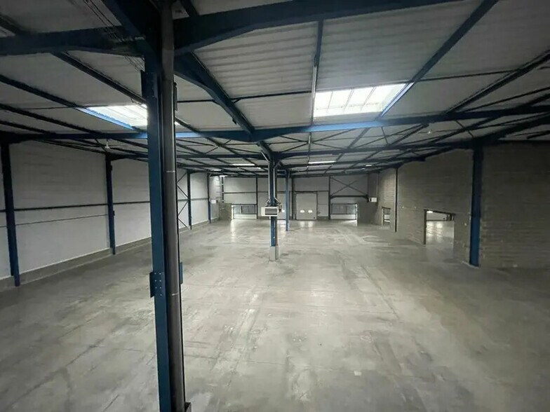 Flex in Dagneux for lease - Interior Photo - Image 2 of 23