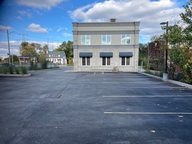 1066 Brant St, Burlington, ON à vendre - Photo du bâtiment - Image 3 de 14