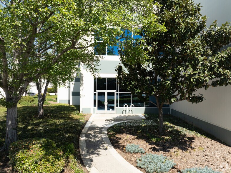 3800 E Philadelphia St, Ontario, CA à louer - Photo du bâtiment - Image 2 de 8