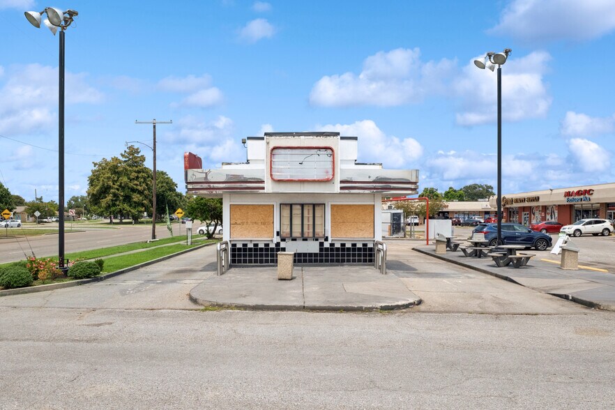 3102 Loyola Dr, Kenner, LA à louer - Photo du bâtiment - Image 2 de 11