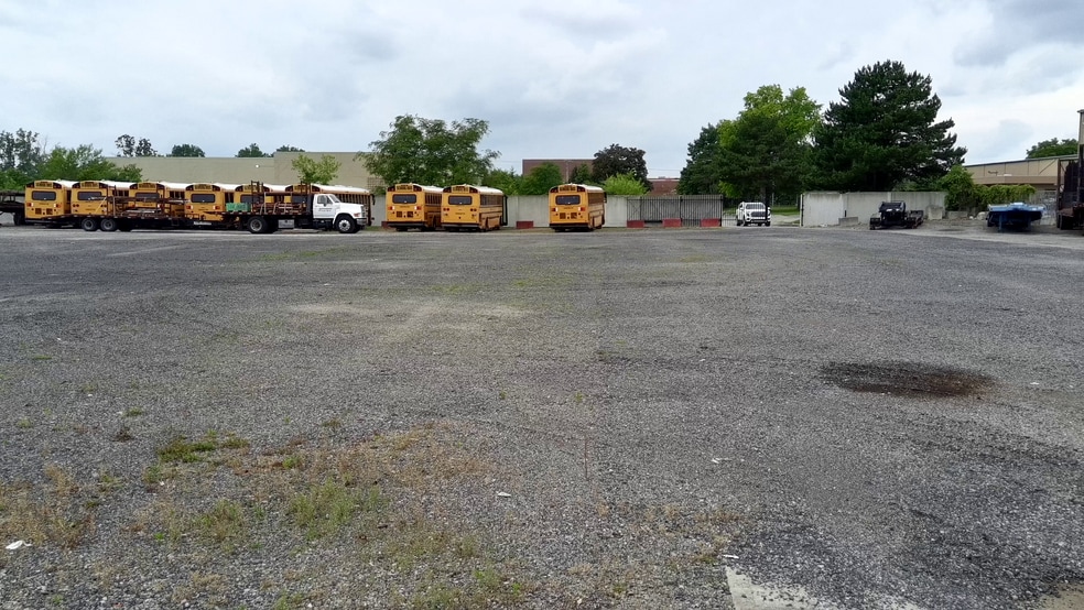 1552 Superior Pky, Westland, MI for lease - Building Photo - Image 2 of 8