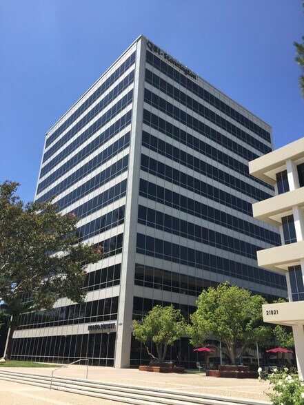 21021 Ventura Blvd, Woodland Hills, CA à louer - Photo du bâtiment - Image 1 de 11