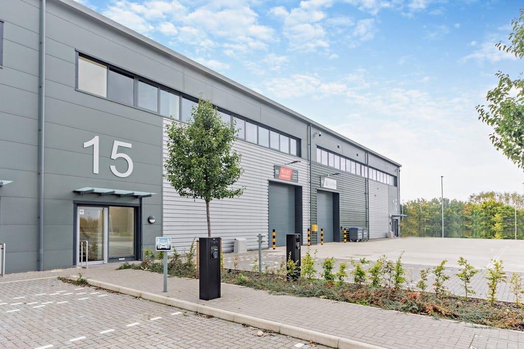 College Rd, Aylesbury à louer Photo du bâtiment- Image 1 de 16