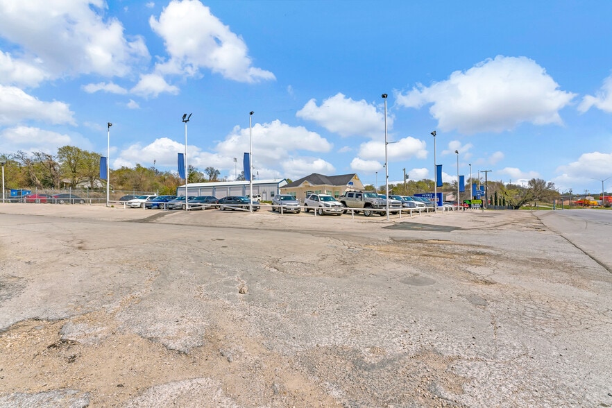 2104 Jacksboro Hwy, Fort Worth, TX for lease - Building Photo - Image 3 of 10