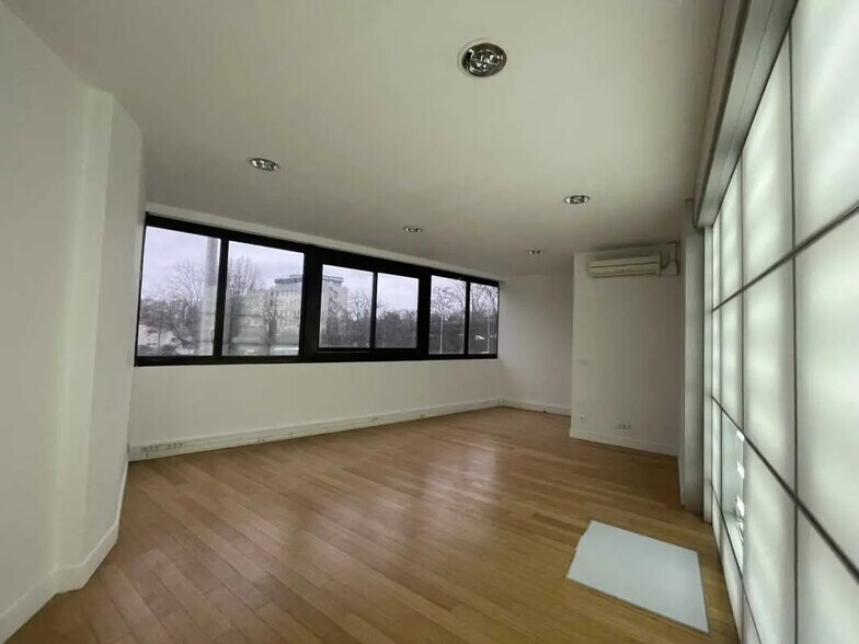 Office in Gentilly for lease - Interior Photo - Image 2 of 17