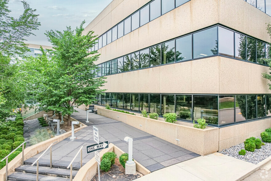 8615 51st Ave NW, Edmonton, AB à louer - Photo du bâtiment - Image 2 de 4