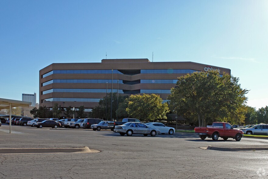 1004 N Big Spring St, Midland, TX à louer - Photo du bâtiment - Image 3 de 24