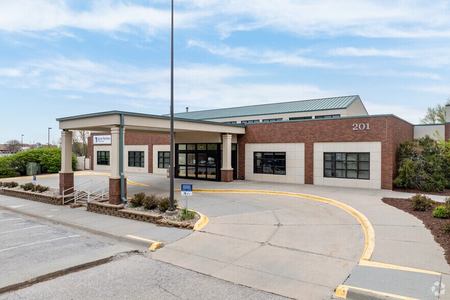 201 S 68th St Pl, Lincoln, NE à vendre - Photo du bâtiment - Image 2 de 6